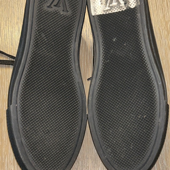 Louis Vuitton sneakers - Picture 2 of 3